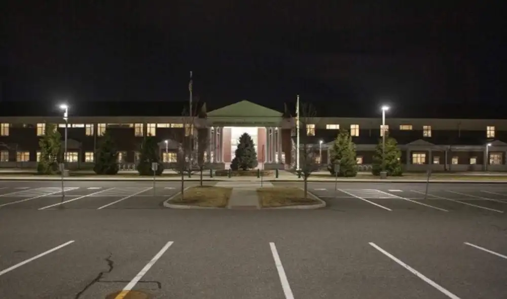 La institución de noche con todas las luces encendidas