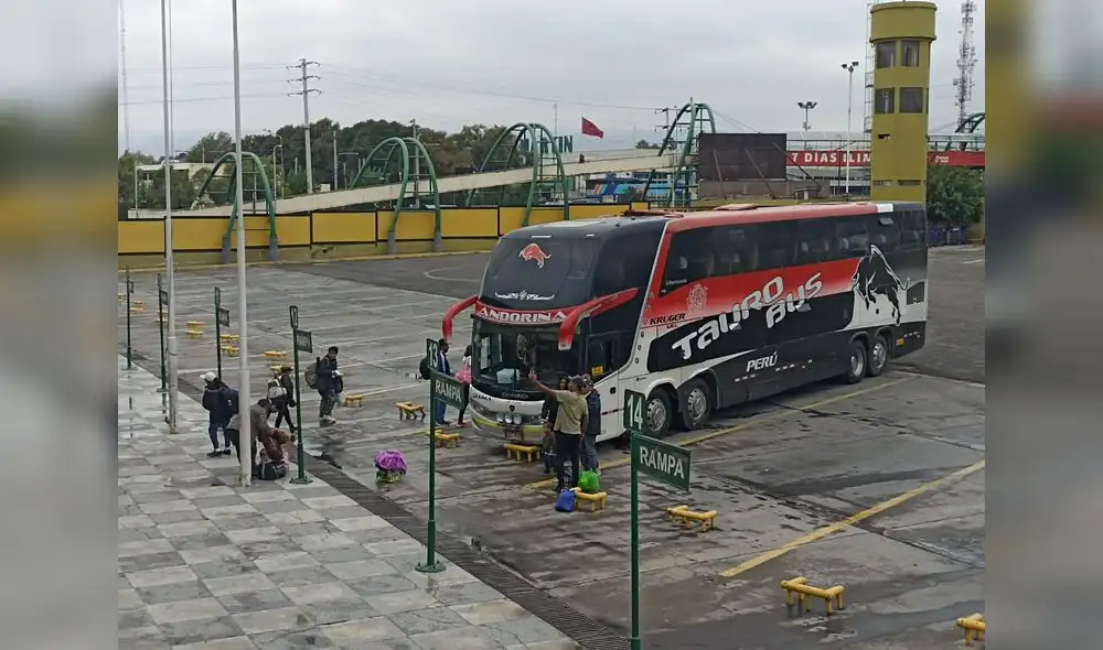 Bloqueo de vías impide viaje de pasajeros desde y hacia Arequipa. Foto: Wilder Pari/URPI-LR