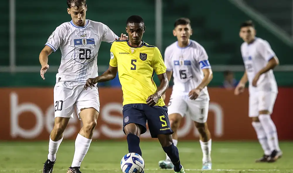 Encuentro muy reñido entre uruguayos y ecuatorianos. Foto: Conmebol