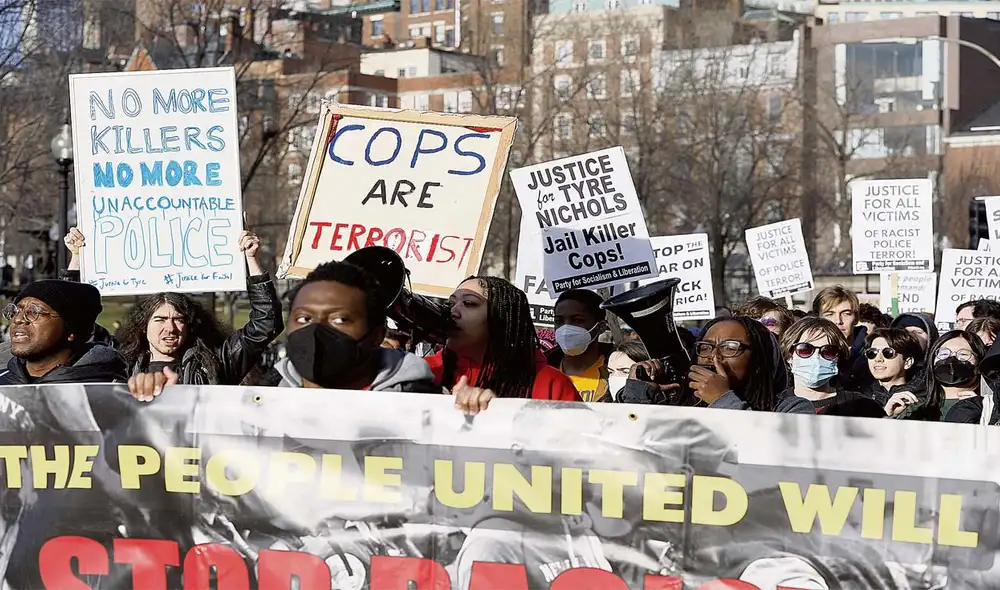 Enojo. Ciudadanía se manifiesta en las calles en contra de los excesos de la policía en Estados Unidos. Foto: EFE