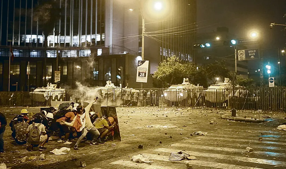 Muralla policial. Blindados BMR-600 de la Policía Nacional impiden que los violentos manifestantes intenten dirigirse al Congreso por la avenida Abancay. Foto: Marco Cotrina/La República