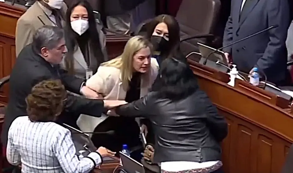 María del Carmen Alva podría ser suspendida por agredir a Isabel Cortez. Foto: captura de Canal N María del Carmen Alva podría ser suspendida por agredir a Isabel Cortez. Foto: captura de Canal N