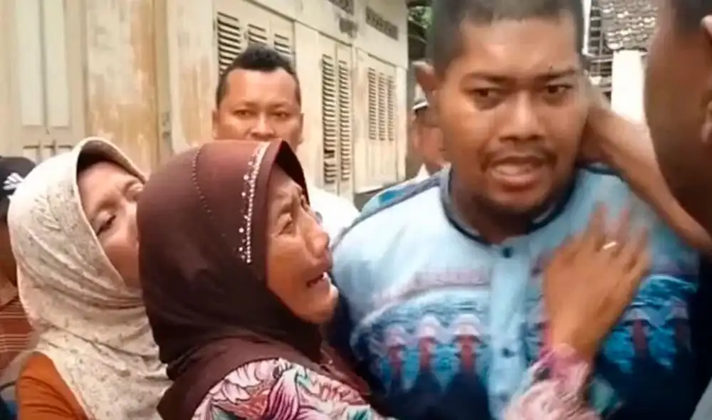 Madre e hijo lograron reencontrarse después de pasar 25 años separados. Foto: YouTube/SinyoOfficialBantul