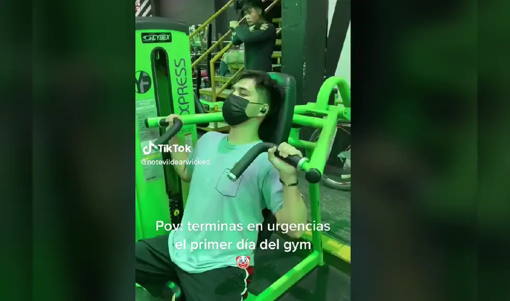 Joven se lesionó el codo en su primer día de gimnasio. Video: notevildearwicked/TikTok