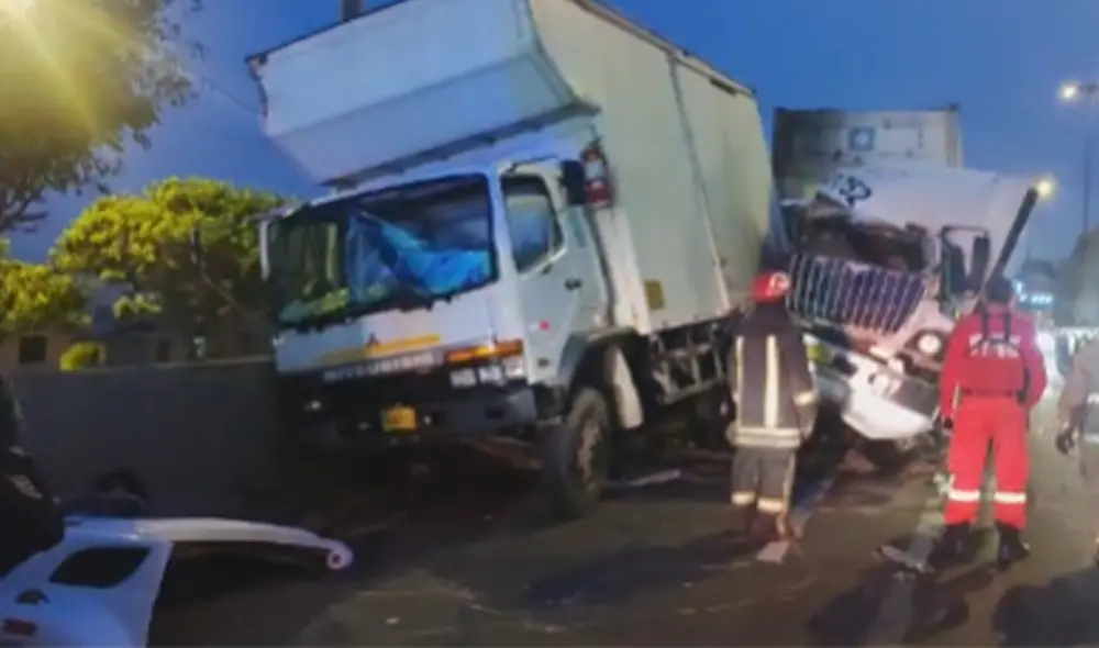 Chofer del tráiler impactó contra esta furgoneta que llevaba tunas, y ésta impactó contra otro vehículo generándose así un triple choque. Foto: Captura LR/ América TV Chofer del tráiler impactó contra esta furgoneta que llevaba tunas, y ésta impactó contra otro vehículo generándose así un triple choque. Foto: Captura LR/ América TV