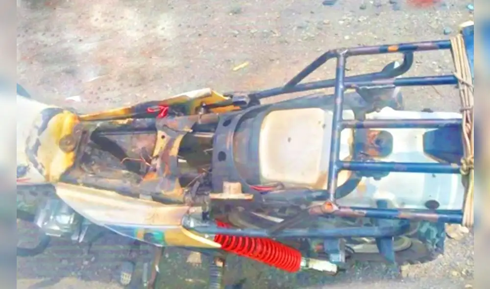 Motocicleta quedó inservible. Foto: Prensa Libre Motocicleta quedó inservible. Foto: Prensa Libre