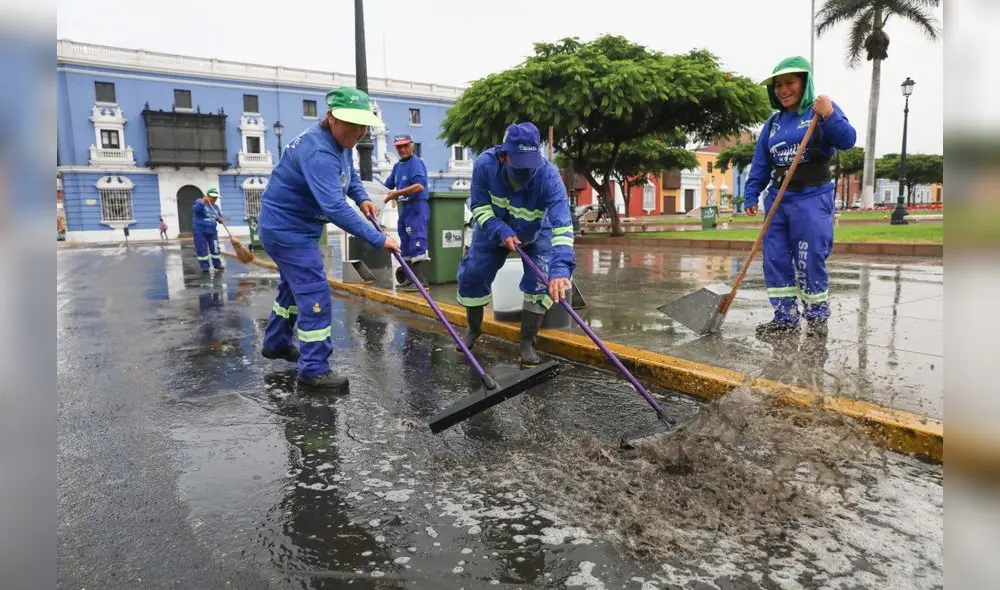 Uno de los principales aniegos se formó en la plaza de Armas. Foto: MPT