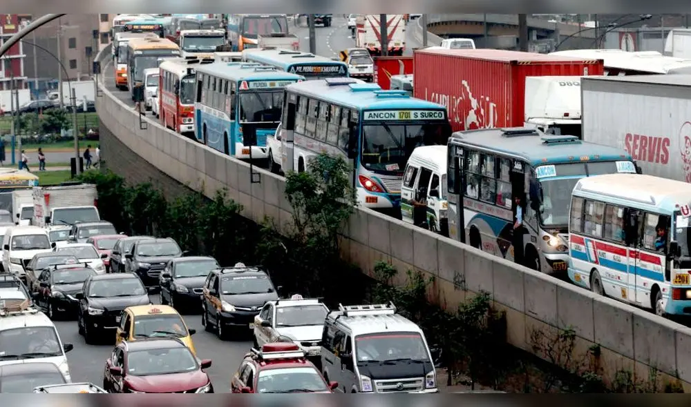 Buses de diversas empresas de transporte público en la Panamericana Norte. Foto: La República