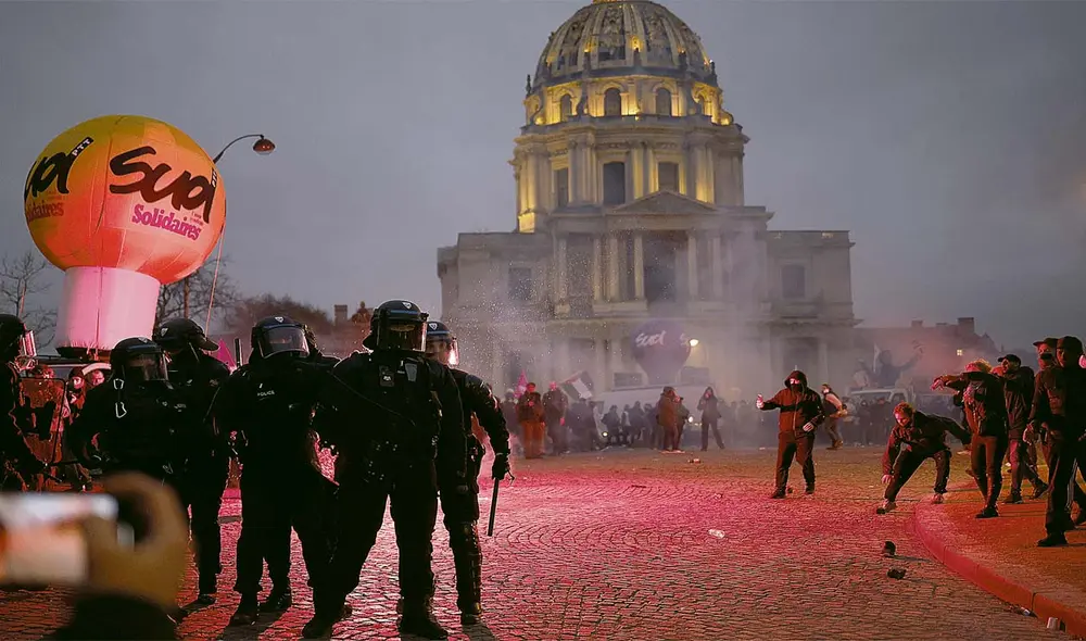 Enfrentamientos en parís. Policías antimotines y miles de protestantes chocaron en el centro de la capital francesa. Foto: EFE Enfrentamientos en parís. Policías antimotines y miles de protestantes chocaron en el centro de la capital francesa. Foto: EFE