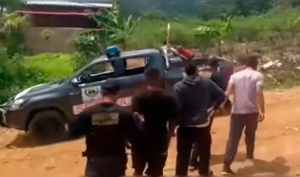 Vecinos los sorprendieron saliendo de una casa y los retuvieron. Foto: captura/Via Televisión