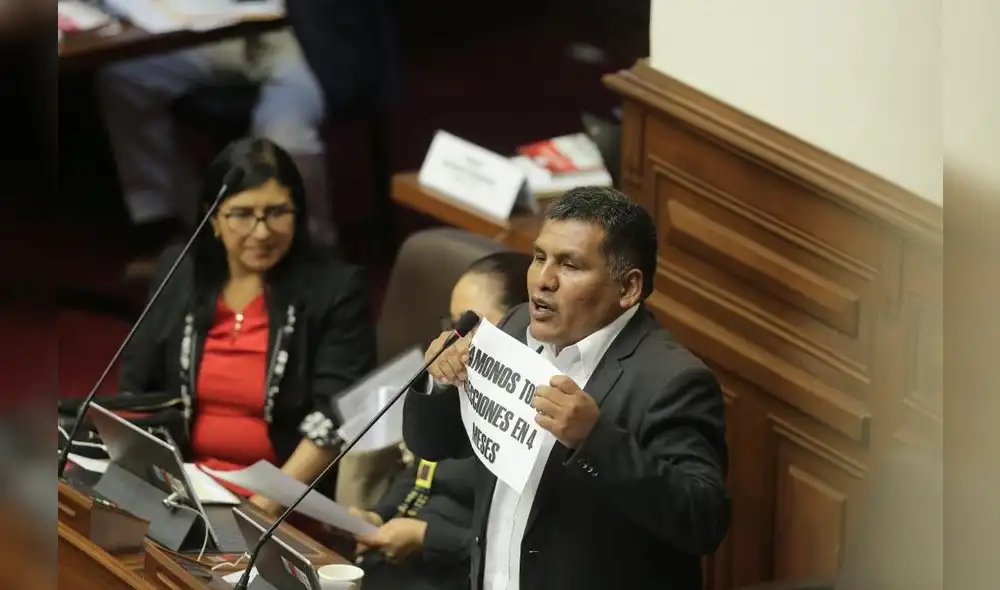 Jaime Quito pidió un cuarto intermedio para asegurar votos de otras bancadas. Foto: La República Jaime Quito pidió un cuarto intermedio para asegurar votos de otras bancadas. Foto: La República