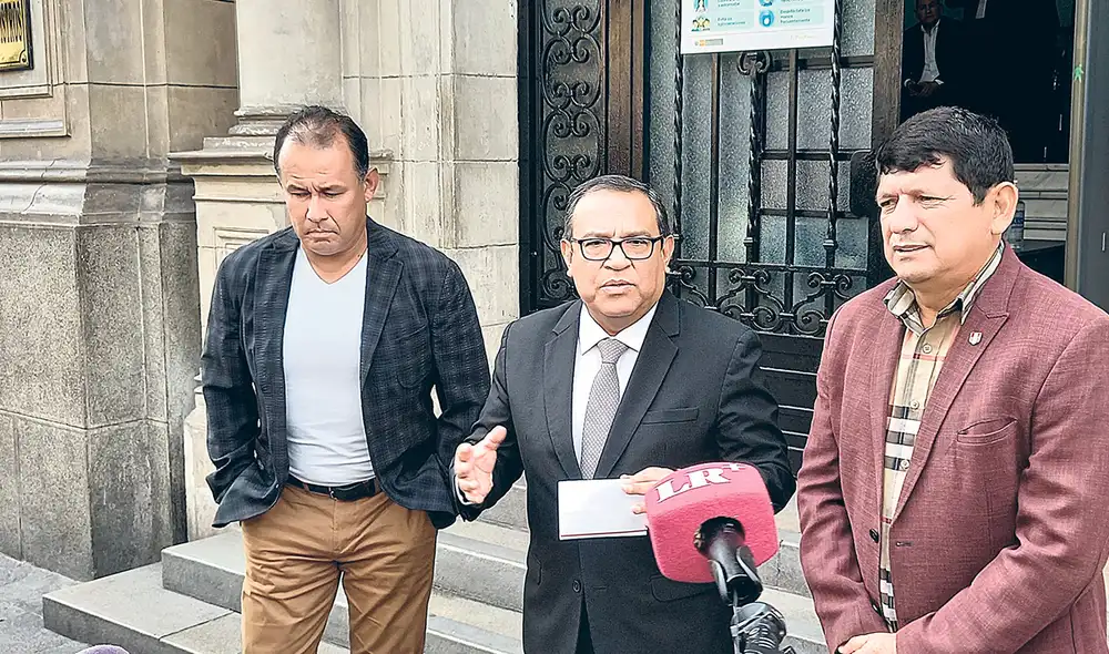 Confirmado. Alberto Otárola informó, junto a Lozano y Reynoso, el arranque de la máxima categoría del fútbol peruano. Foto: difusión Confirmado. Alberto Otárola informó, junto a Lozano y Reynoso, el arranque de la máxima categoría del fútbol peruano. Foto: difusión
