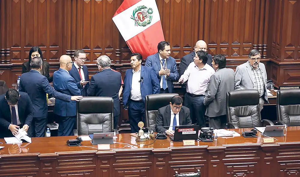 José Williams dirigiendo el Pleno, pero aislado, solitario, sin imponer autoridad, mientras a su espalda la derecha y la izquierda discuten, buscando imponer sus condiciones. Foto: Marco Cotrina/La República