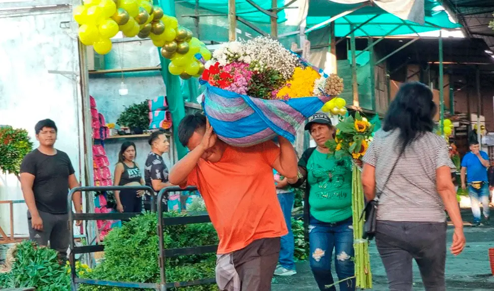 ¡Vuelven a trabajar! Reabren mercado de flores Santa Rosa tras realizarse limpieza y mantenimiento tras incendio. Foto: Créditos: Jessica Merino / URPI-LR