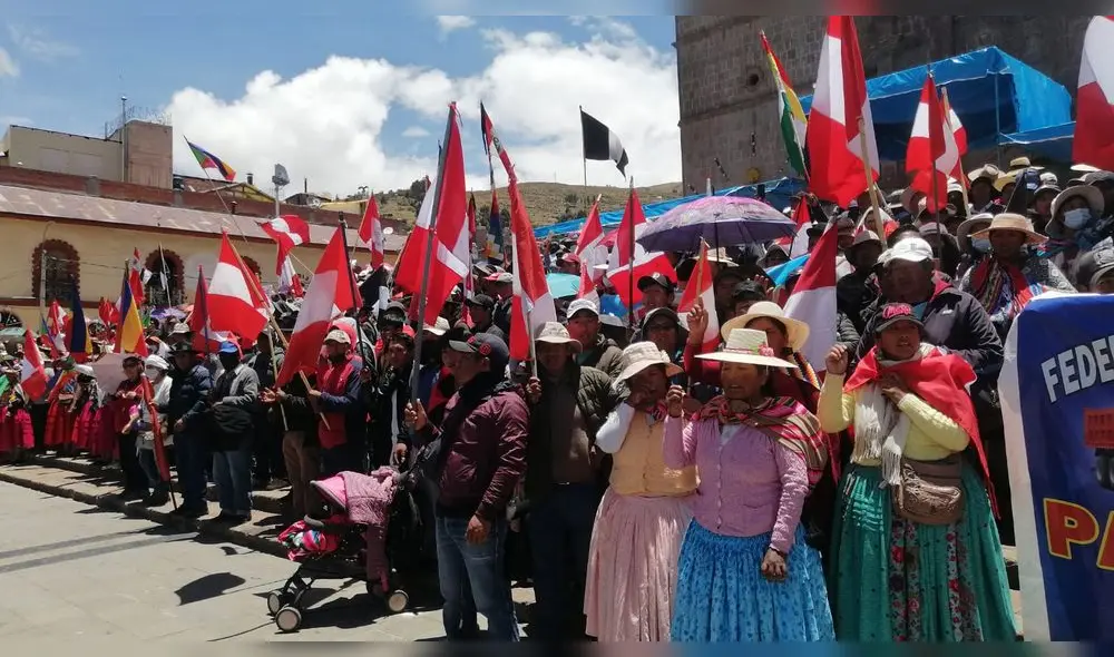 Rompen control policial. Los manifestantes ingresaron a la plaza principal donde se celebraba la misa de fiesta de la Candelaria. La misa fue suspendida y la  imagen retirada del atrio. Foto: La República