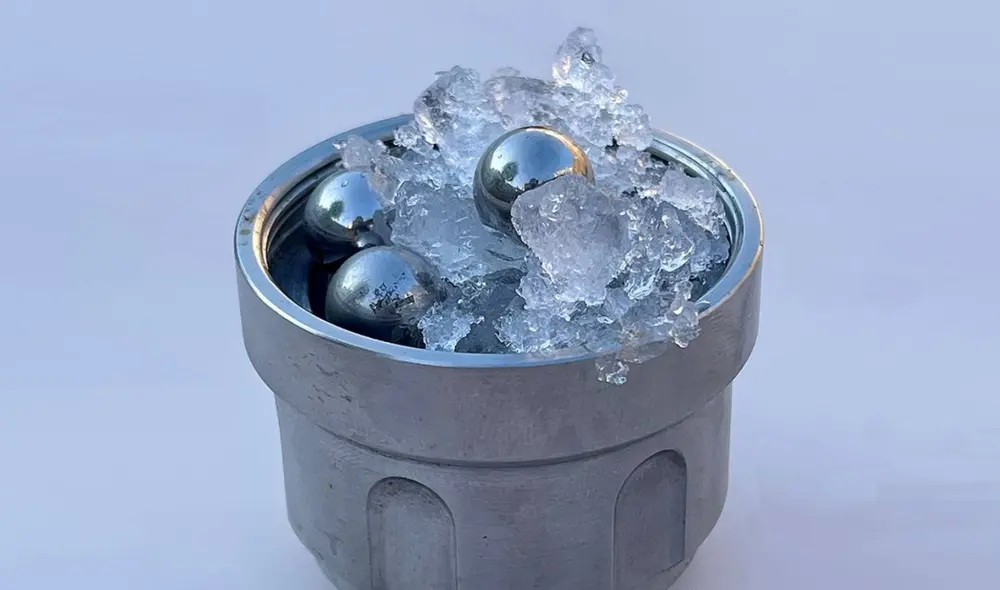 Fotografía del nuevo hielo creado en el laboratorio. Foto: A. Rosu-Finsen / Christoph Salzmann