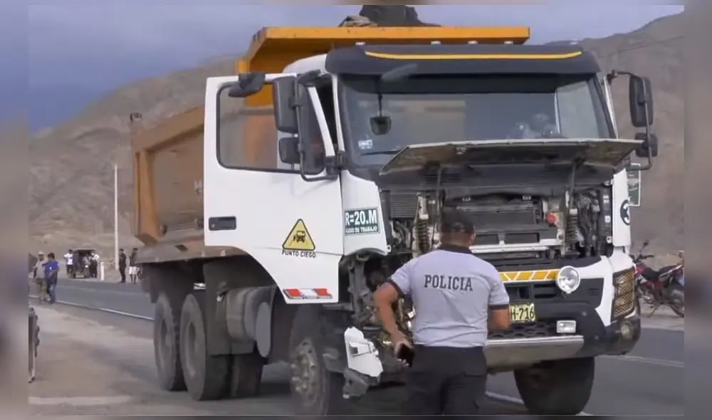 Volquete quedó con el costado izquierdo abollado. Foto: captura de Best Cable Chiclayo
