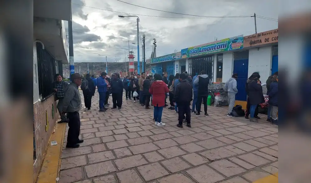 Ciudadanos esperan su atención en Migraciones Puno. Foto: Liubomir Fernández/URPI-LR