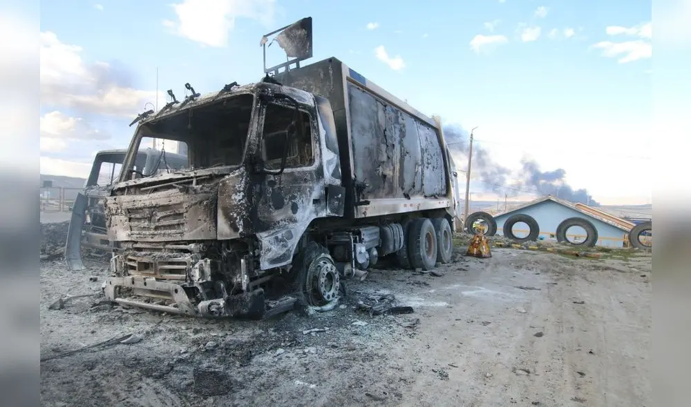 Ataques. Campamentos mineros fueron atacados por manifestantes, que les pedían paralizar sus operaciones en solidaridad con su lucha. Foto: La República.