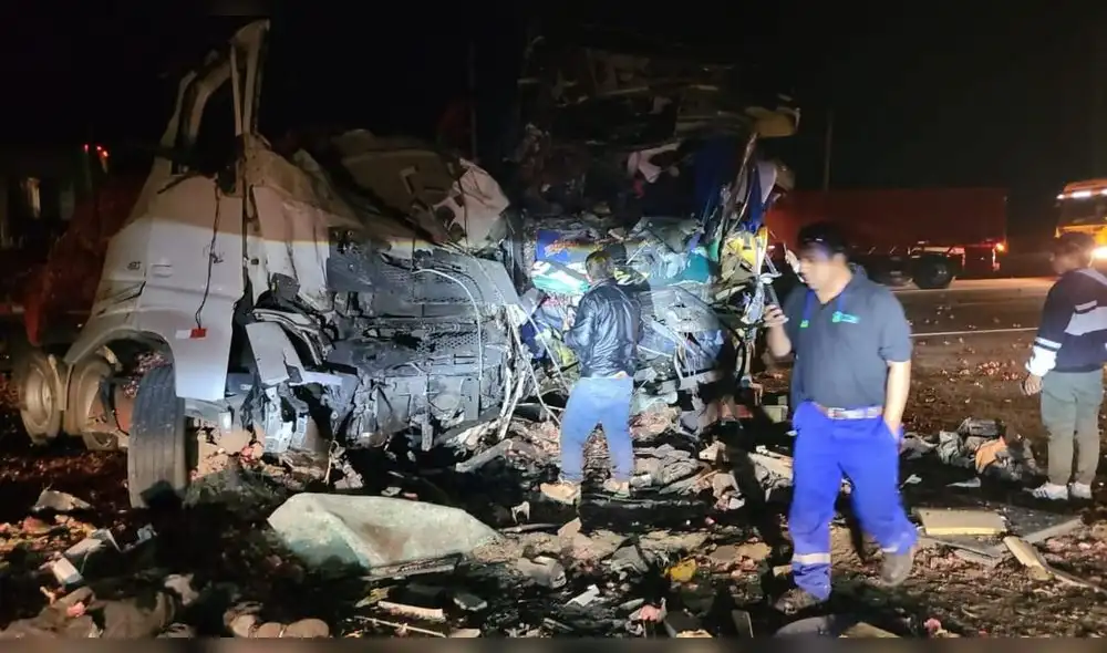 Choque. Bus se estrelló contra camión y murieron cinco ocupantes, entre ellos los choferes. Foto: Difusión. Choque. Bus se estrelló contra camión y murieron cinco ocupantes, entre ellos los choferes. Foto: Difusión.