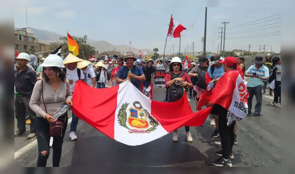 El paro a nivel nacional continúa en diferentes regiones para exigir la renuncia de la actual presidenta Dina Boluarte. Foto: Mary Luz Aranda/ La República El paro a nivel nacional continúa en diferentes regiones para exigir la renuncia de la actual presidenta Dina Boluarte. Foto: Mary Luz Aranda/ La República