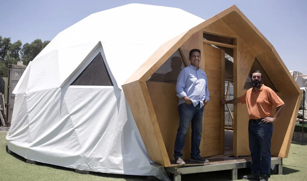 Los hermanos Pablo y Claudio Correa de Domos Perú y un prototipo de domo para glamping en su taller de Pachacámac. Foto: Marco Cotrina/La República