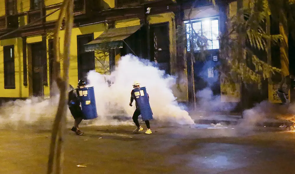 Centro de Lima. Manifestantes se parapetan con sus escudos artesanales ante las bombas lacrimógenas lanzadas por la PNP.
