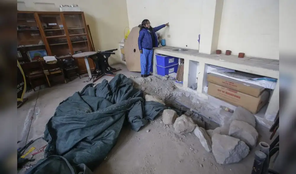 Colegio José María Arguedas. Un muro se derrumbó en el laboratorio por las obras contiguas de la municipalidad. A días del inicio del año escolar la obra no se recompone. Foto: Rodrigo Talavera/La República.