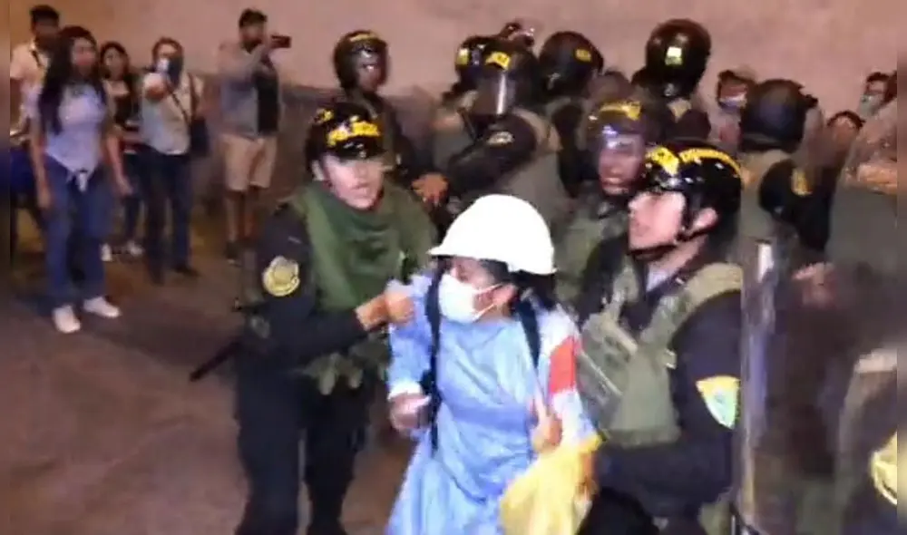 Brigadista fue detenida por efectivos de la PNP, según Hampi Camayoc. Foto: captura de video Twitter Elmer Ayala