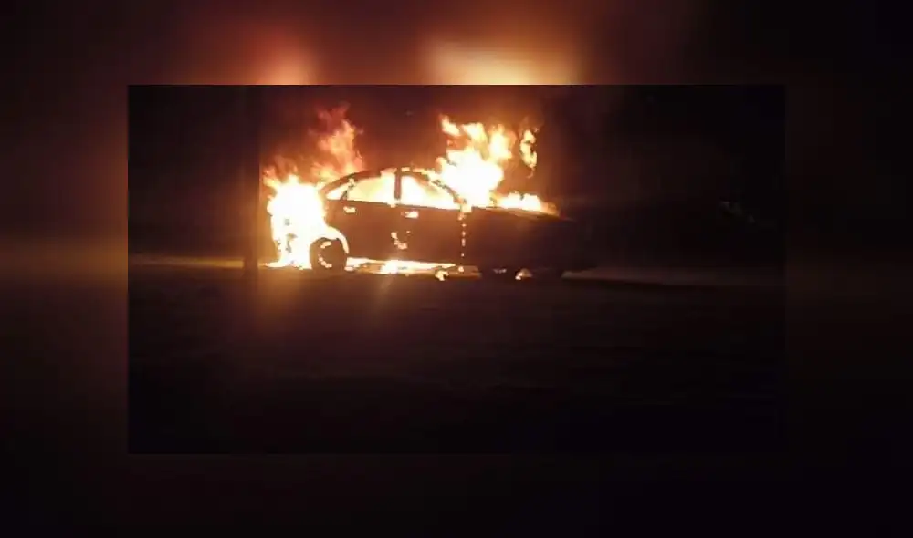 Vehículo quedó inservible tras ser quemado: Foto: CID Noticias
