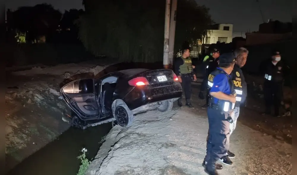 Vehículo de los occisos acabó en un canal de regadío. Foto: Enfoque Ciudadano Vehículo de los occisos acabó en un canal de regadío. Foto: Enfoque Ciudadano