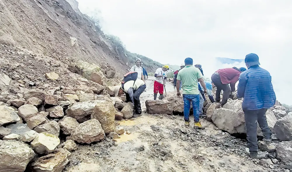 Daños. Los mismos pobladores en la provincia de La Unión están realizando la limpieza de las vías. Foto: La República