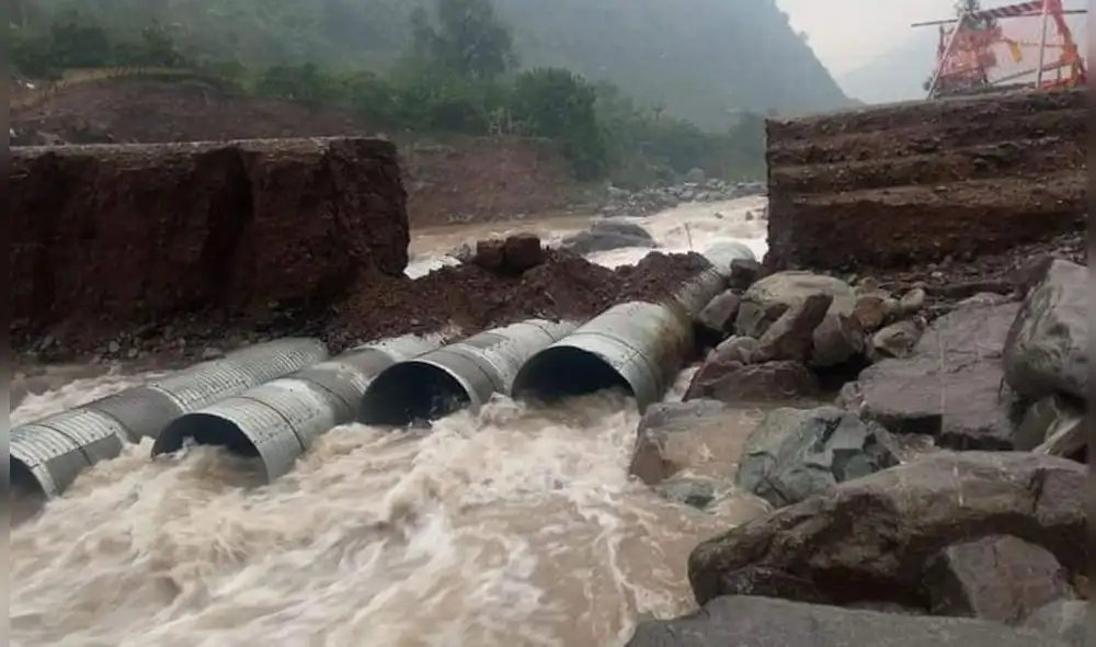 Así quedó el puente que llevaba cerca de 6 meses sin terminar de construirse. Foto: Facebook/ Somos Huarochirí