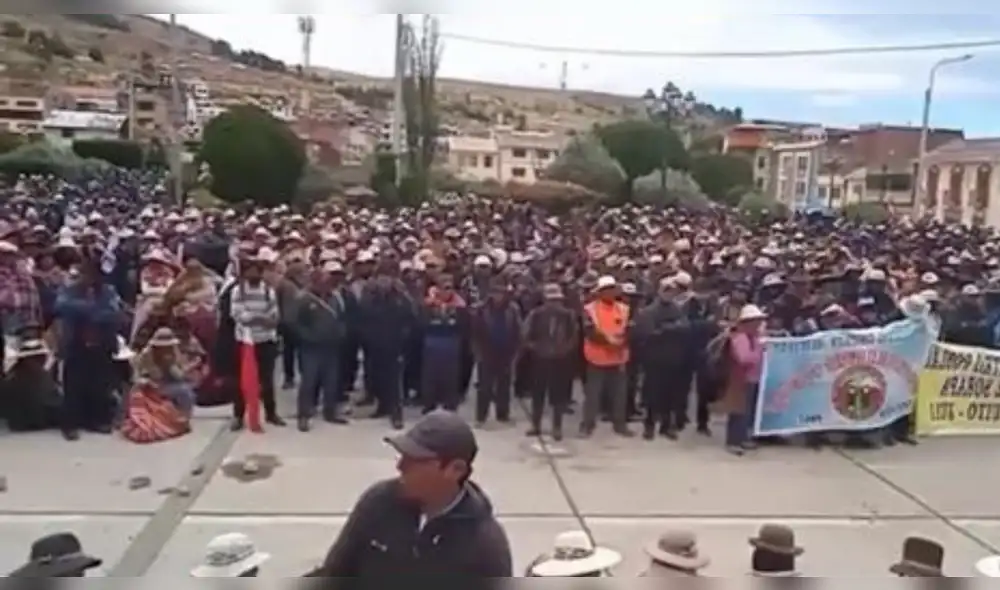 Población de Juli escucha atenta al ciudadano que viajó a Lima. Foto: Captura de video/ Huber Suburbio.