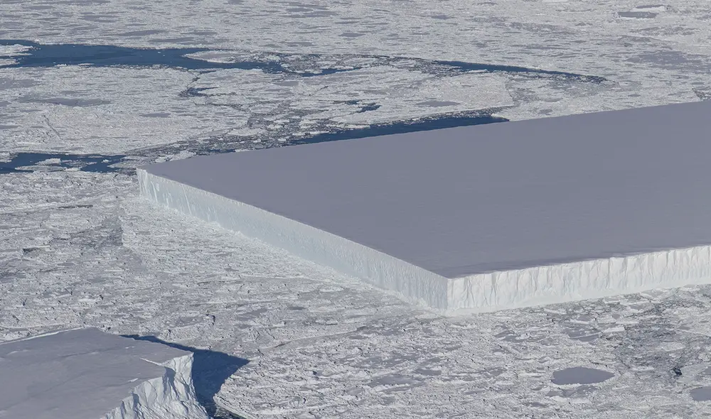 Científicos de NASA IceBridge observaron el iceberg rectangular durante un vuelo realizado en 2018. Foto: NASA / Jeremy Harbeck