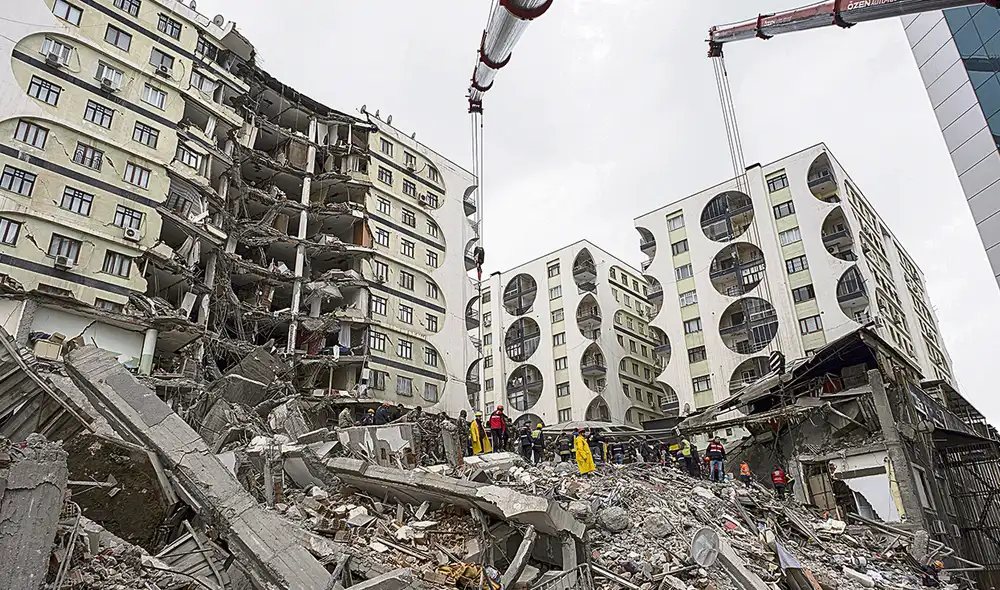 Catástrofe. Rescatistas y voluntarios realizan operaciones de búsqueda entre los escombros de un edificio derrumbado en Diyarbakir, una ciudad del sureste de Turquía. Foto: EFE