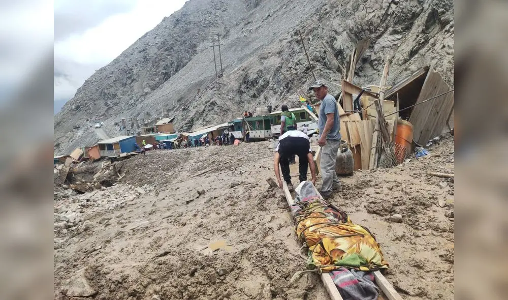 Dolor. Pobladores de Secocha y policía rescataron cuerpos de pobladores que fueron sepultados por lodo.Foto: difusión
