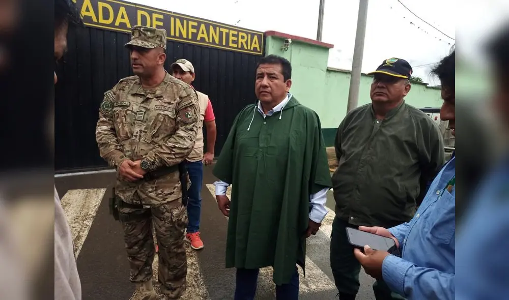 Reubicación. Población hizo pedido a comandante EP Rbanal ayer tras explosión de polvorín que dejo 14 heridos. Foto: La República Reubicación. Población hizo pedido a comandante EP Rbanal ayer tras explosión de polvorín que dejo 14 heridos. Foto: La República