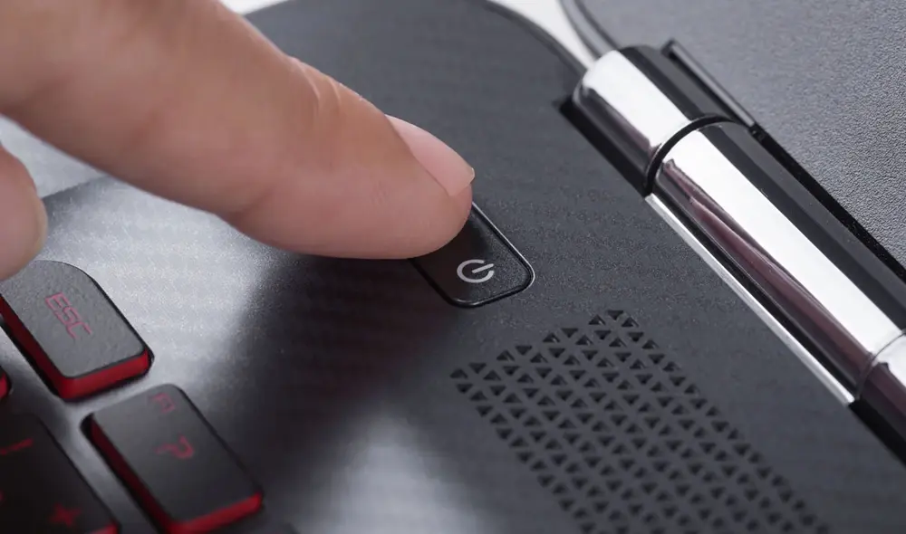 Algunos usuarios suelen apagar su laptop manteniendo pulsado el botón de encendido. Foto: Genbeta