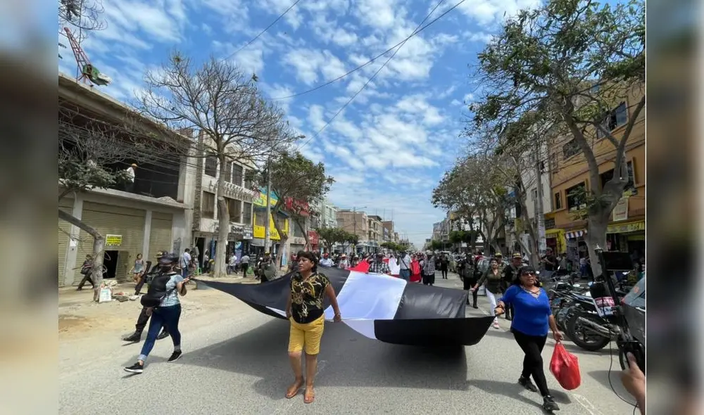 Los integrantes de colectivos civiles no aceptan que ministros de Estado realicen visitas de trabajo en Chiclayo. Foto: Rosa Quincho/URPI-La República Los integrantes de colectivos civiles no aceptan que ministros de Estado realicen visitas de trabajo en Chiclayo. Foto: Rosa Quincho/URPI-La República