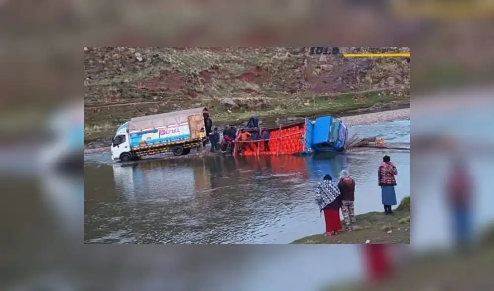 Pobladores ayudaron a chofer y trasladaron balones de gas a otro vehículo. Foto: Créditos: Kleber Sánchez /URPI LR