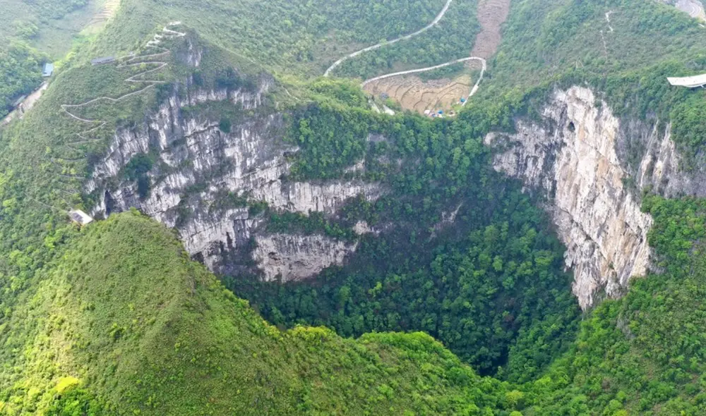 Fotografía aérea de un sumidero kárstico profundo en la provincia china de Guangxi Zhuang. Foto: referencial / Xinhua