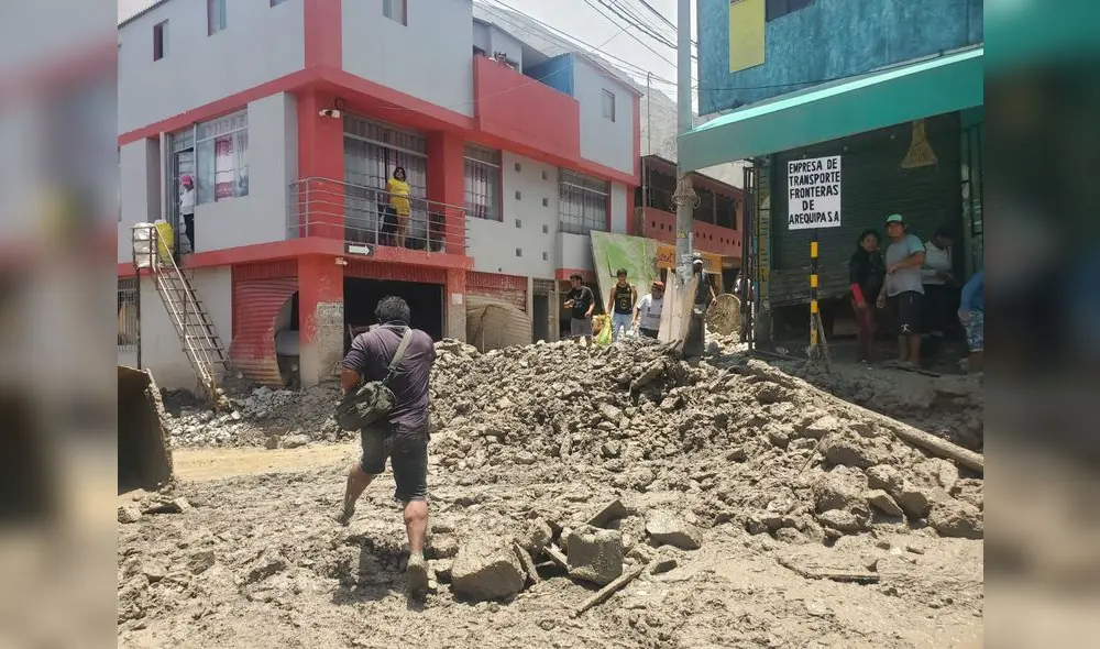 Ciudadano corre en medio de lodo en Camaná-Arequipa. Foto: Leonela Aquino/URPI-GLR Ciudadano corre en medio de lodo en Camaná-Arequipa. Foto: Leonela Aquino/URPI-GLR