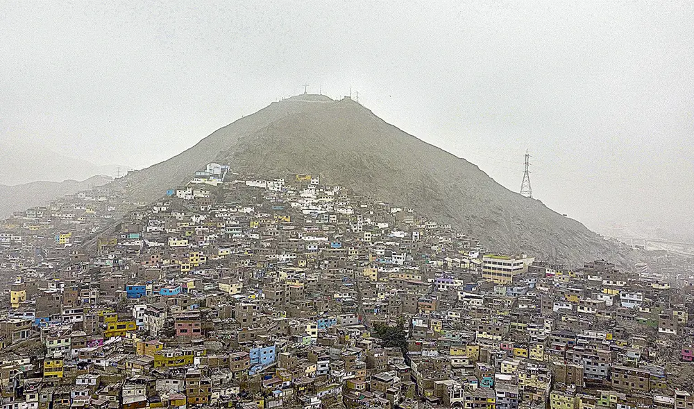 Vulnerables. El 70% de la población de Lima habita en viviendas informales. Se debe detener el crecimiento desordenado en los cerros y arenales. Foto: difusión