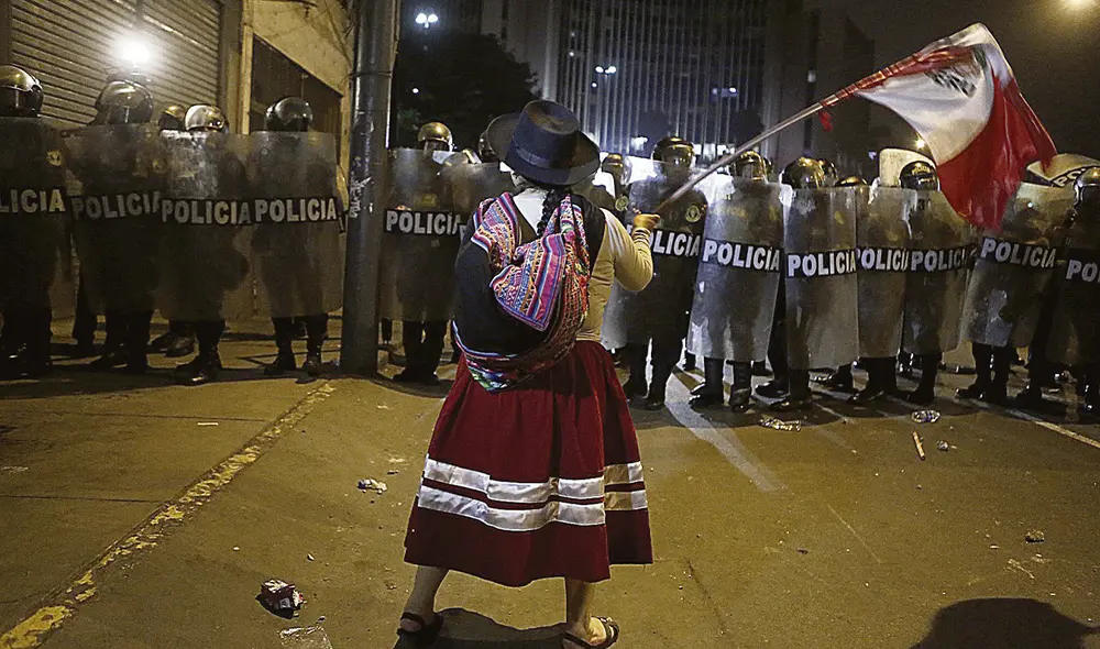 Protesta. Ataviada con su pollera huancapina y una bandera, Aida Aroni Chillcce. Foto: Marco Cotrina/La República