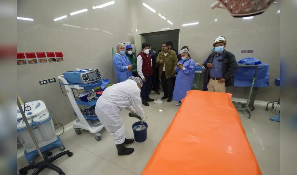 Inundada. Sala de cirugía del hospital Goyeneche resultó inundada al igual que otros ambientes del nosocomio. Foto: La República