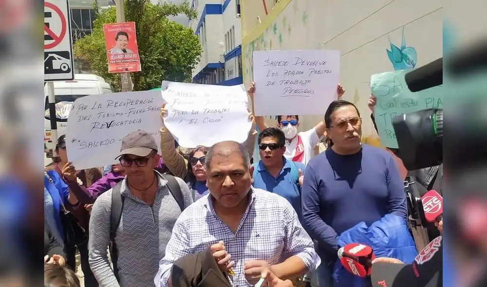 Plantón. Colectivo llegó a gobierno regional para protestar contra el gobernador de Cusco. Le acusan de no garantizar la paz. Foto: La República