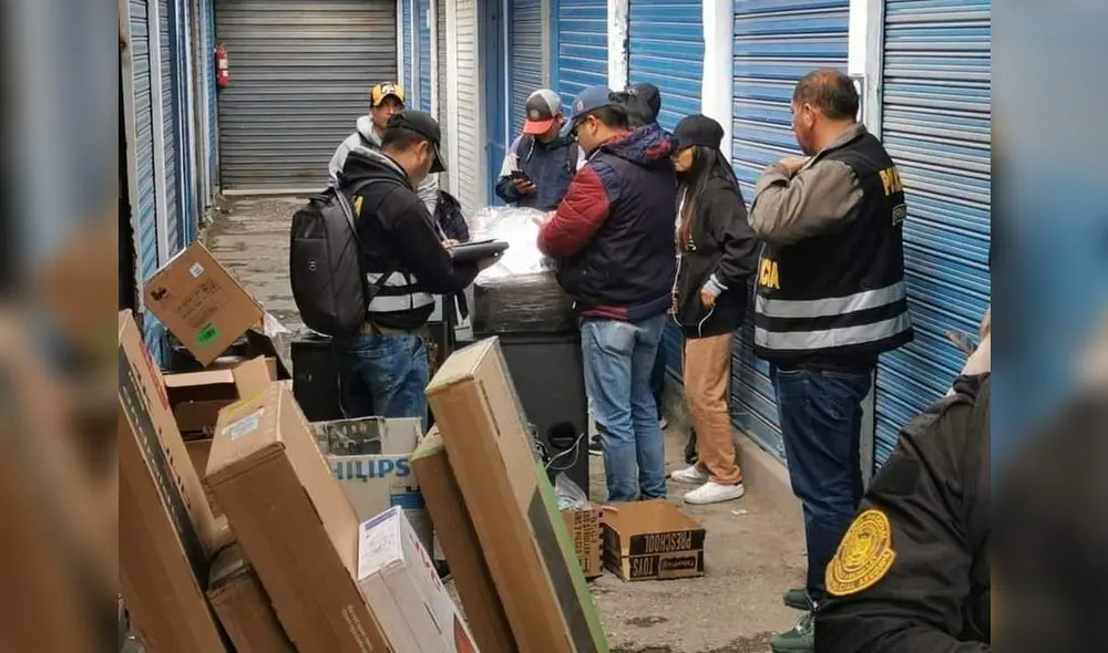 Allanamiento. Se incautó 101 televisores. Se vendían en centro comercial del Avelino.  Foto: La República