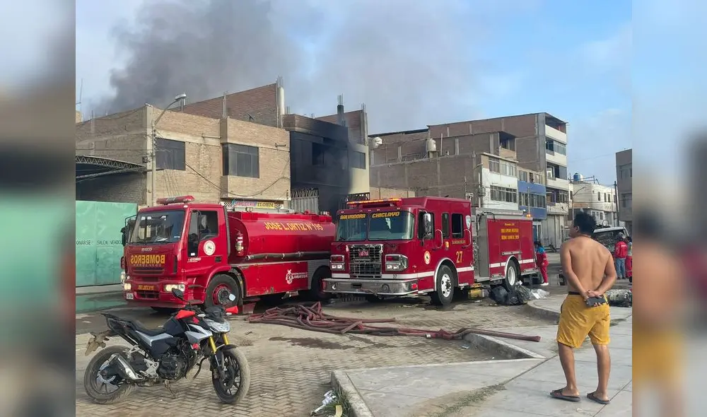 Unidades de bomberos llegaron al lugar para controlar el fuego. Foto: Rosa Quincho / URPI-LR