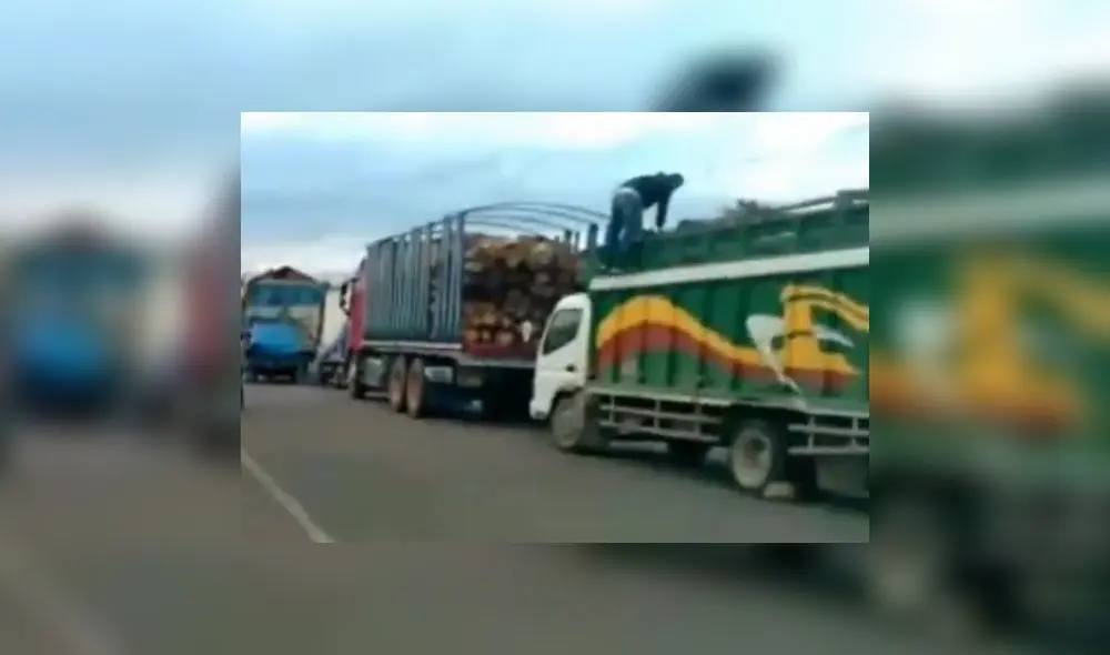 Vehículos llevan horas esperando para poder pasar. Foto: captura de Cajamarca Noticiosa